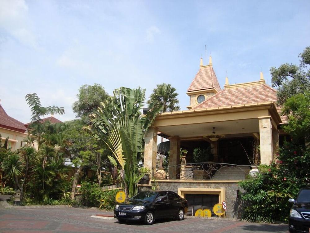 Lotus Garden Hotel Кедири Екстериор снимка