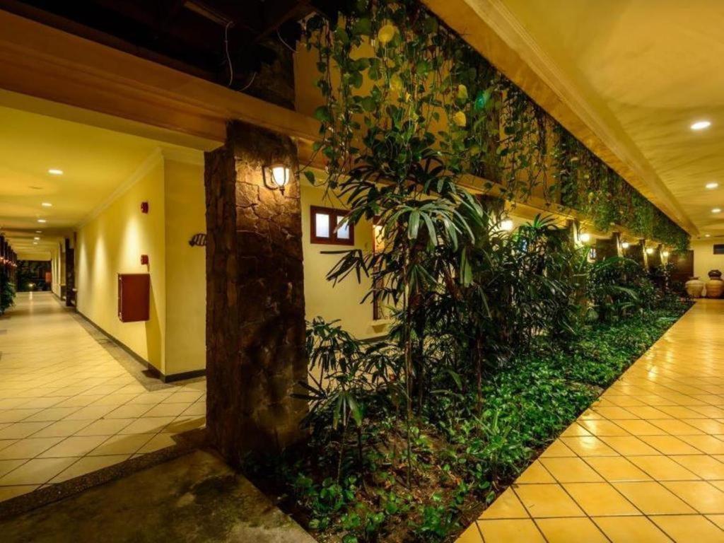Lotus Garden Hotel Кедири Екстериор снимка
