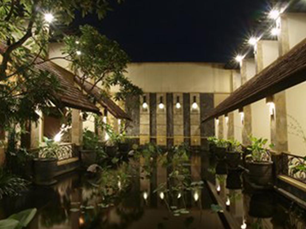 Lotus Garden Hotel Кедири Екстериор снимка
