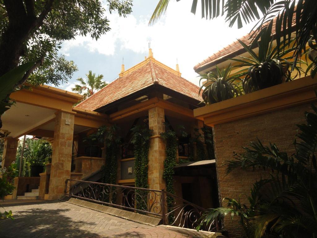 Lotus Garden Hotel Кедири Екстериор снимка