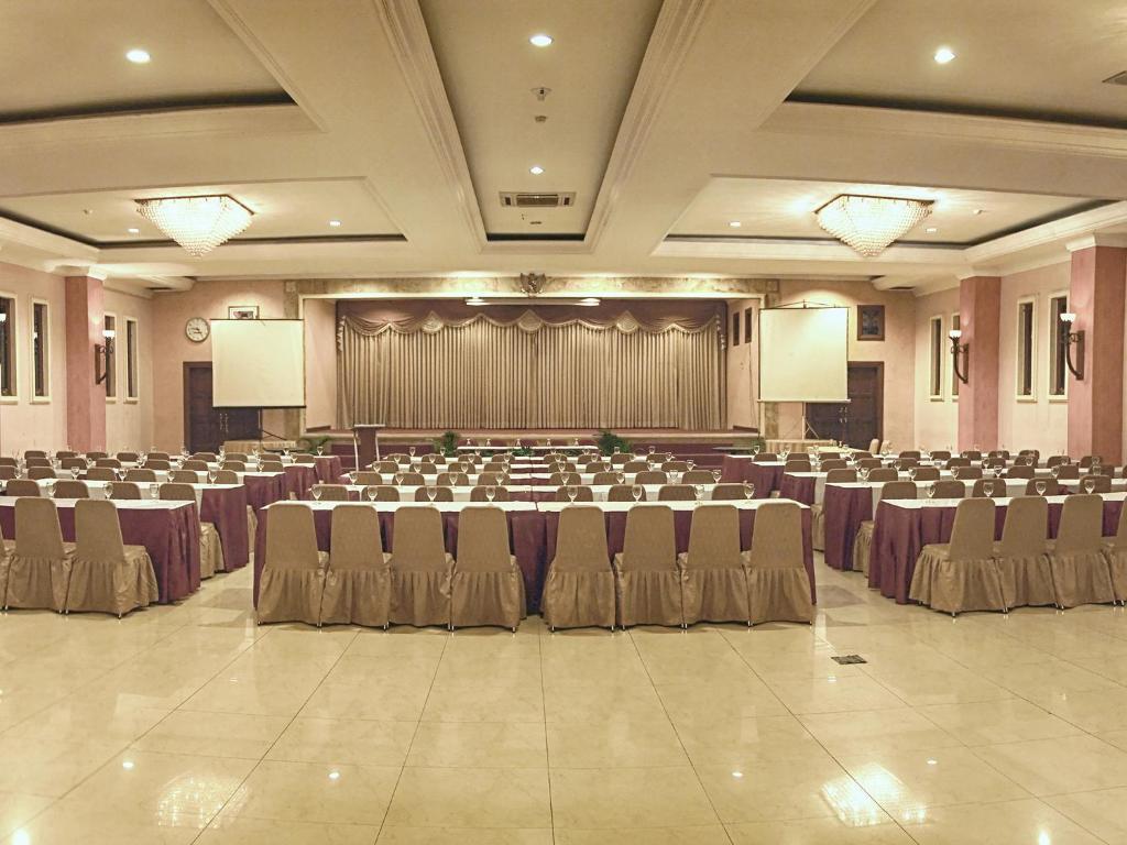 Lotus Garden Hotel Кедири Екстериор снимка