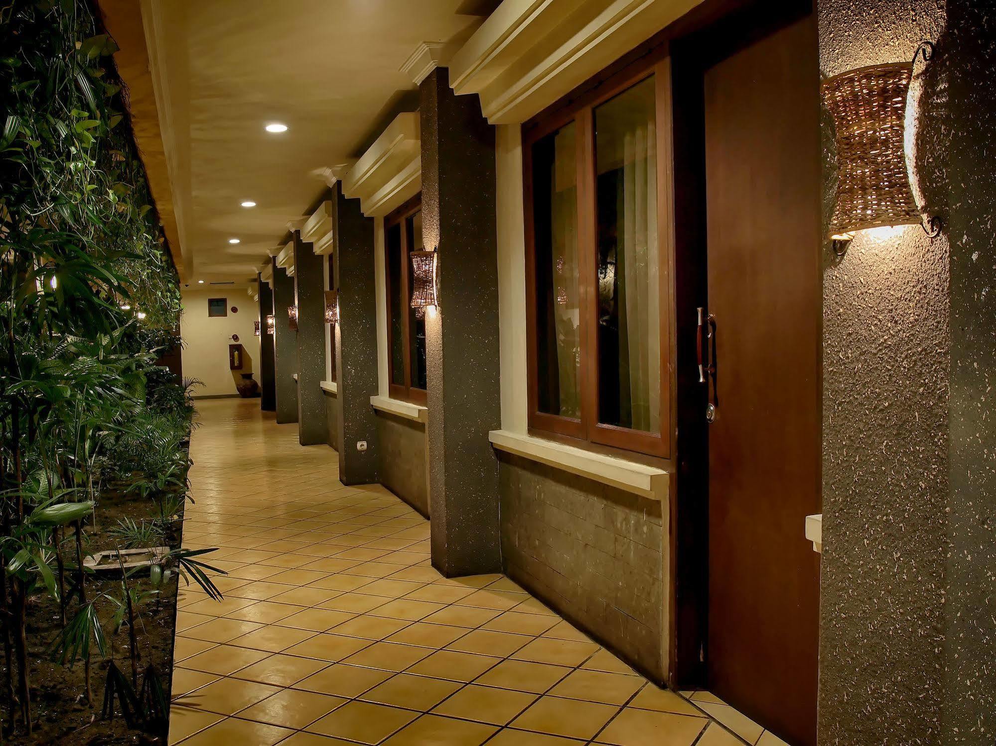 Lotus Garden Hotel Кедири Екстериор снимка