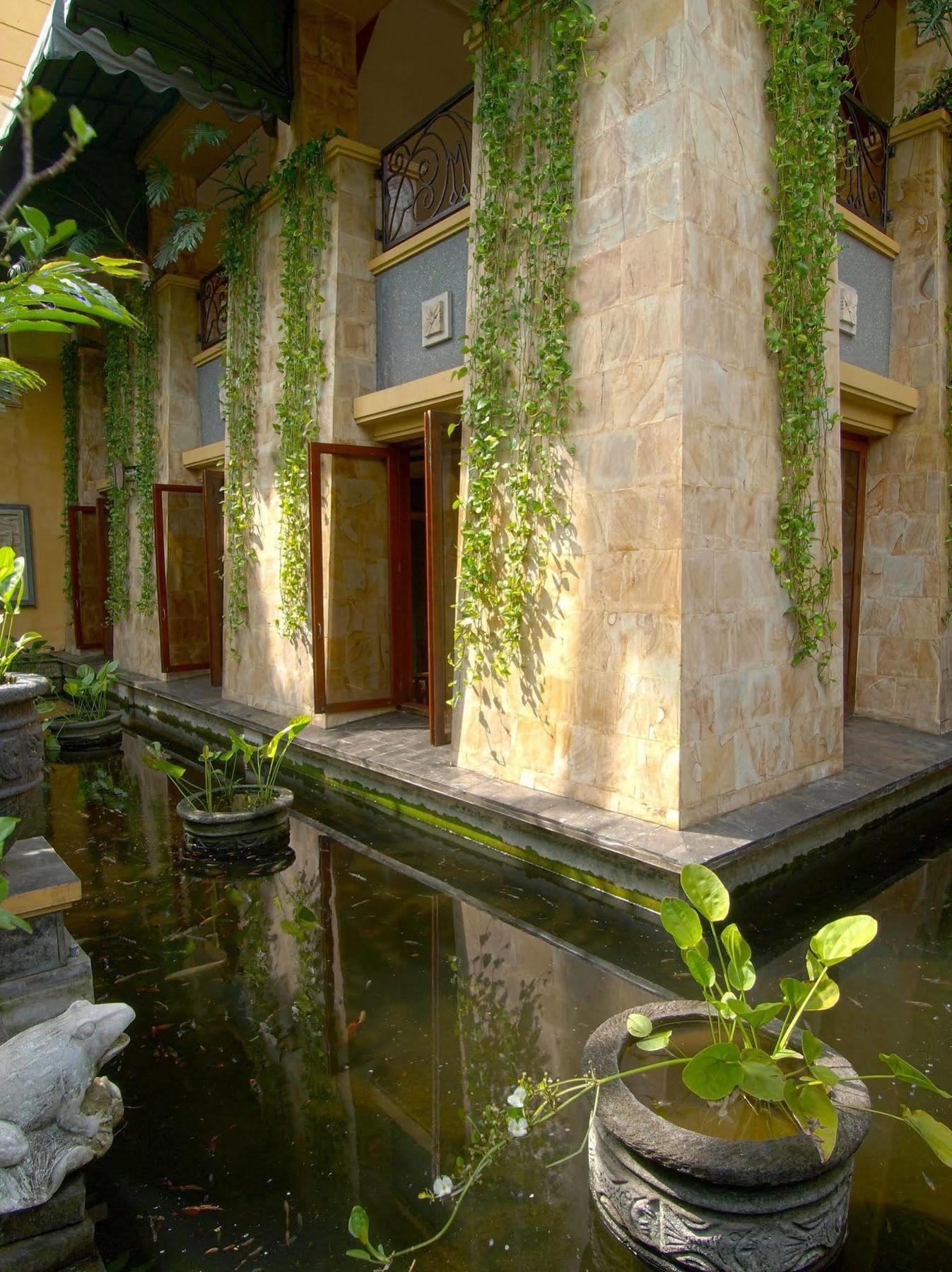 Lotus Garden Hotel Кедири Екстериор снимка