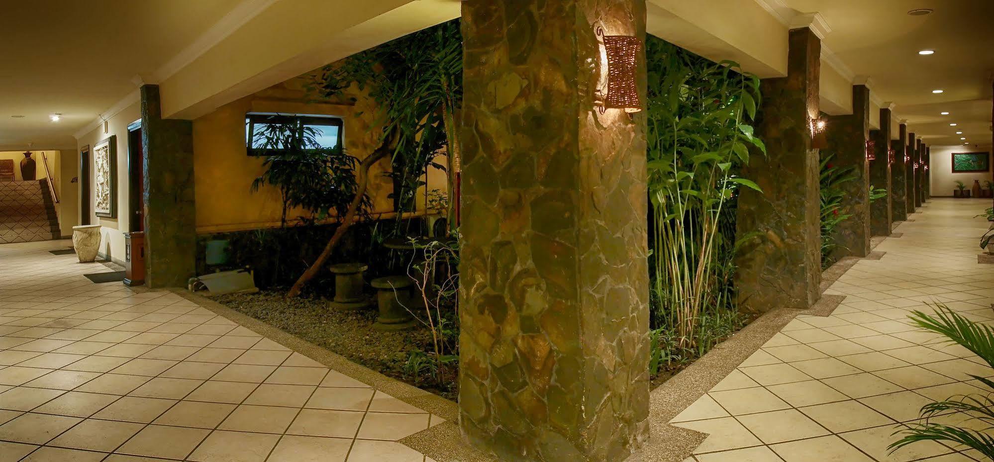 Lotus Garden Hotel Кедири Екстериор снимка