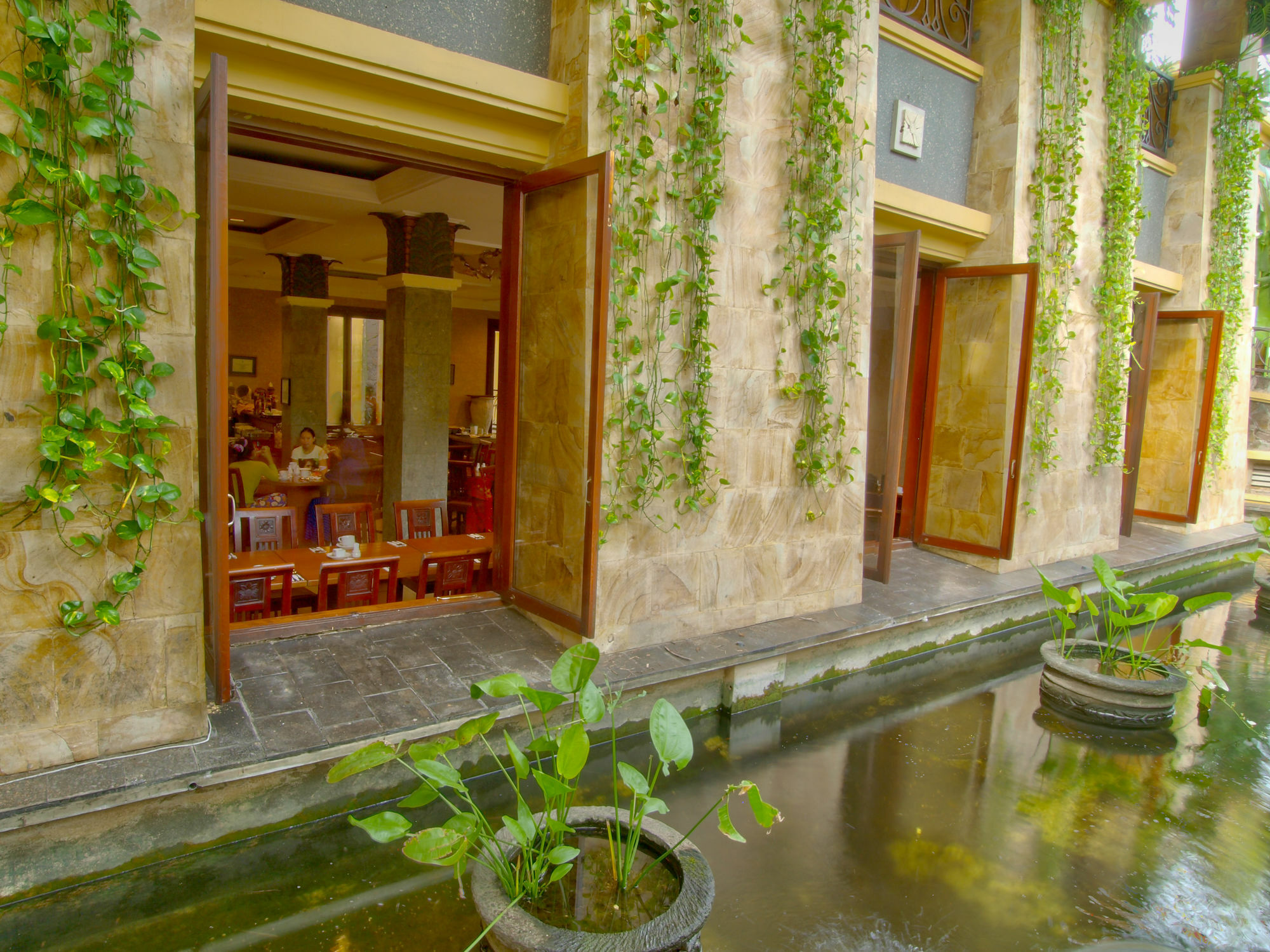 Lotus Garden Hotel Кедири Екстериор снимка